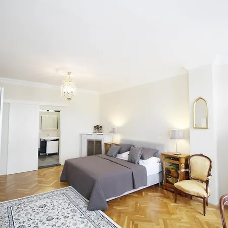 Historic Hunting Turned Luxury In Vibrant Διαμέρισμα