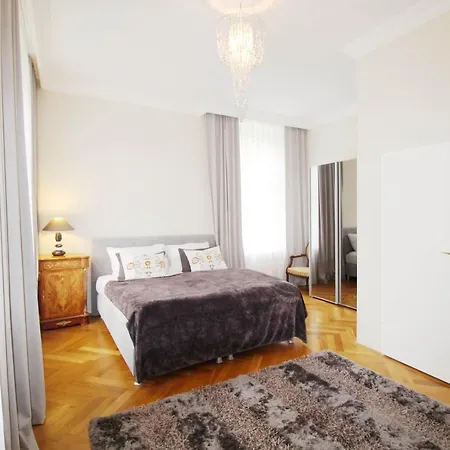 Historic Hunting Turned Luxury In Vibrant Διαμέρισμα Μπάντεν