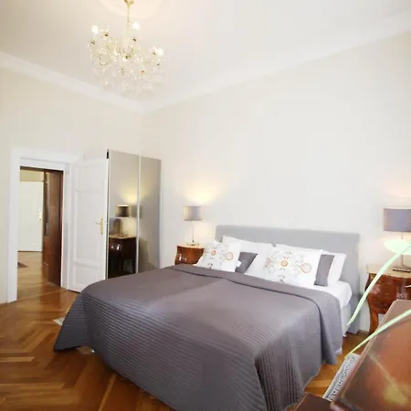 Historic Hunting Turned Luxury In Vibrant Διαμέρισμα