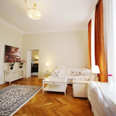 Historic Hunting Turned Luxury In Vibrant Μπάντεν