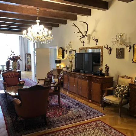 Historic Hunting Turned Luxury In Vibrant Διαμέρισμα *
