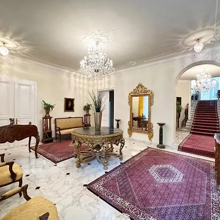 Historic Hunting Turned Luxury In Vibrant Μπάντεν