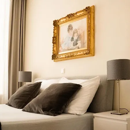 Historic Hunting Turned Luxury In Vibrant Μπάντεν