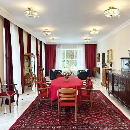 Historic Hunting Turned Luxury In Vibrant Διαμέρισμα Μπάντεν