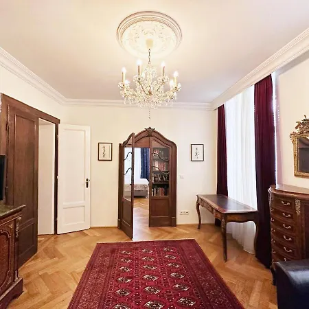 Historic Hunting Turned Luxury In Vibrant Μπάντεν
