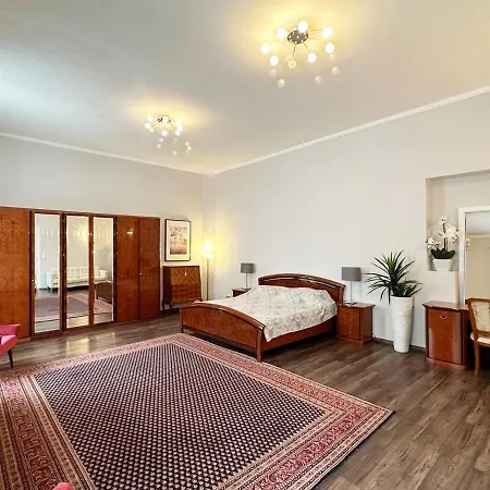 Historic Hunting Turned Luxury In Vibrant Διαμέρισμα Μπάντεν