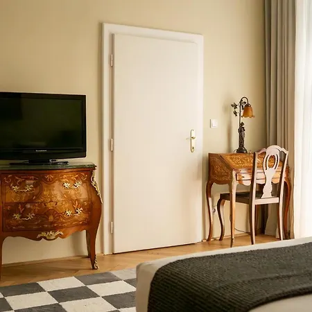 Historic Hunting Turned Luxury In Vibrant Διαμέρισμα