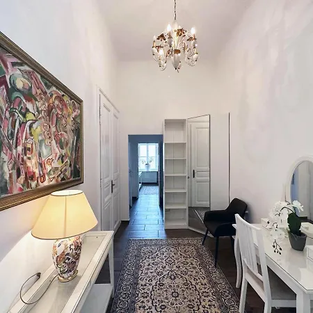 Historic Hunting Turned Luxury In Vibrant Μπάντεν