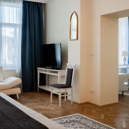 Historic Hunting Turned Luxury In Vibrant Διαμέρισμα *