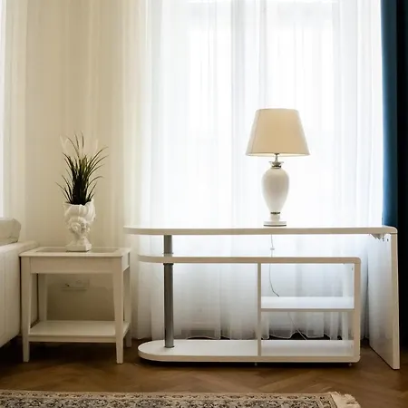 Historic Hunting Turned Luxury In Vibrant Διαμέρισμα