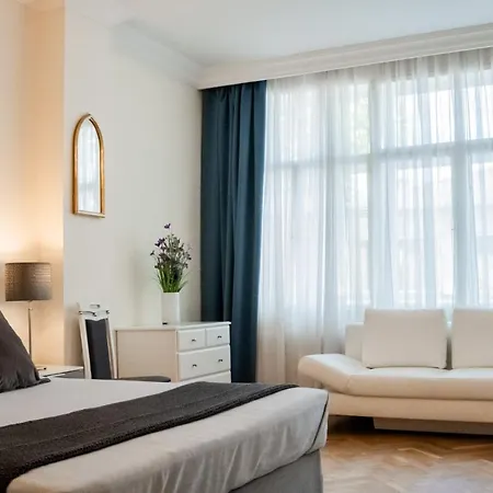Historic Hunting Turned Luxury In Vibrant Μπάντεν