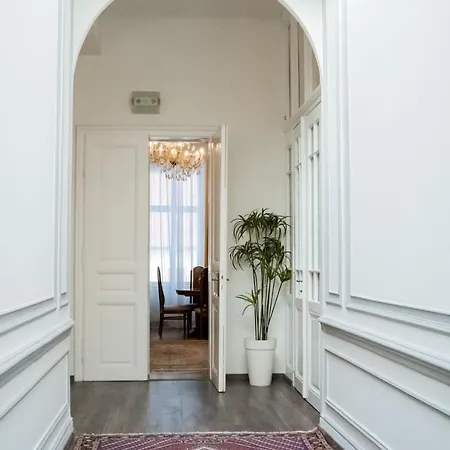 Historic Hunting Turned Luxury In Vibrant Διαμέρισμα Μπάντεν